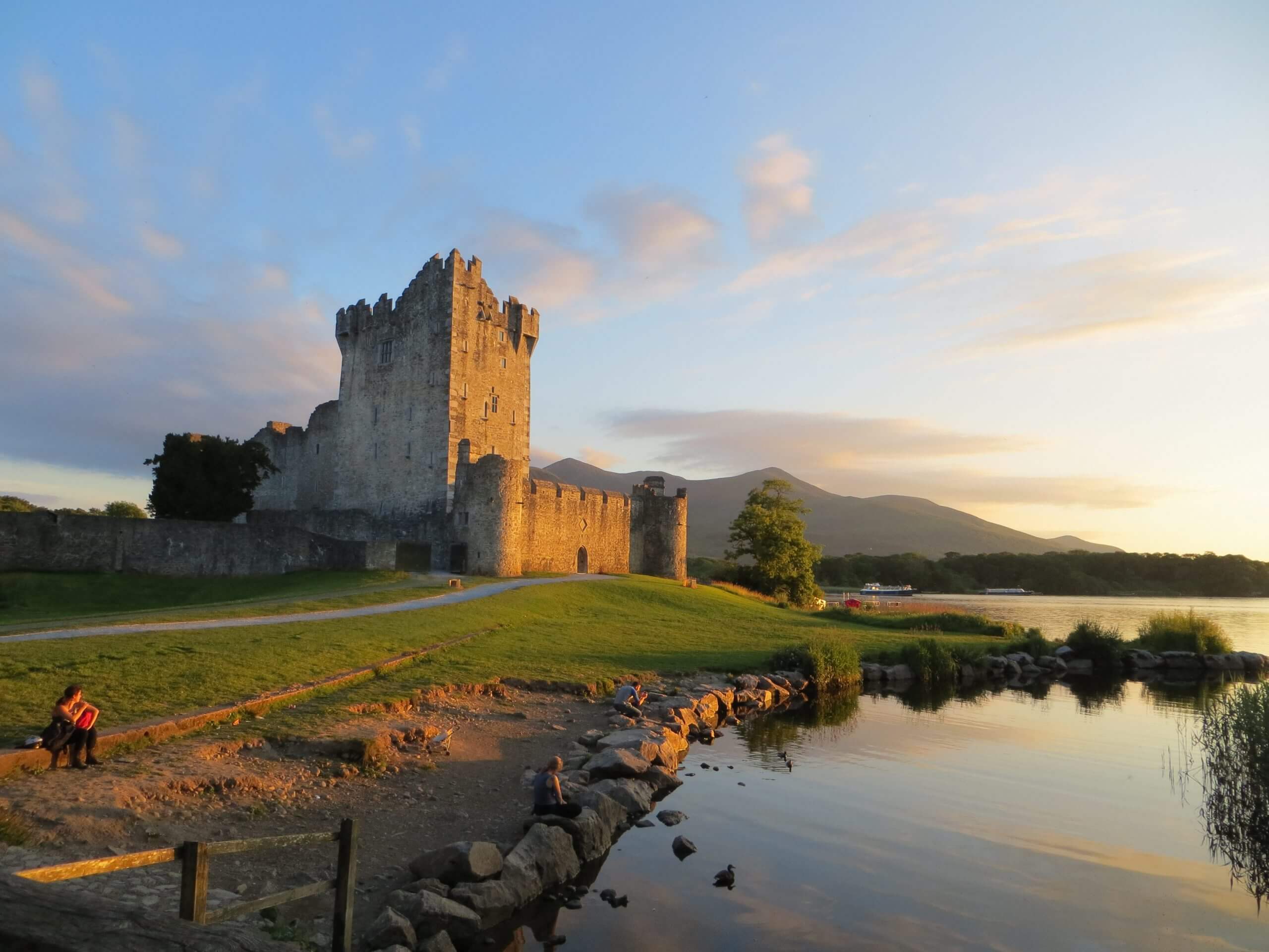 Die Burg von Ross Castle liegt in der Nähe Killarneys auf dem Kerry Way 