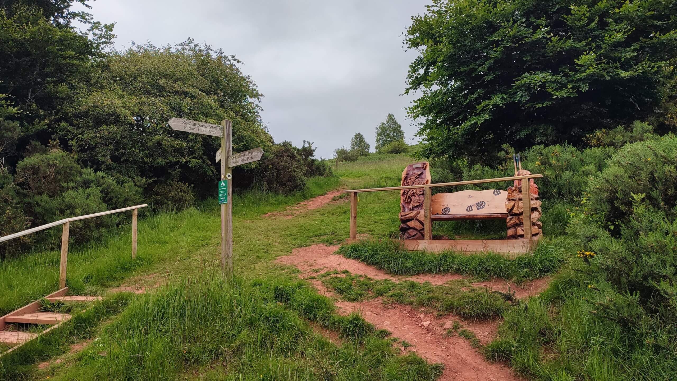 Wegweiser und eine Begrüßungsbank entlang des St. Cuthbert's Way