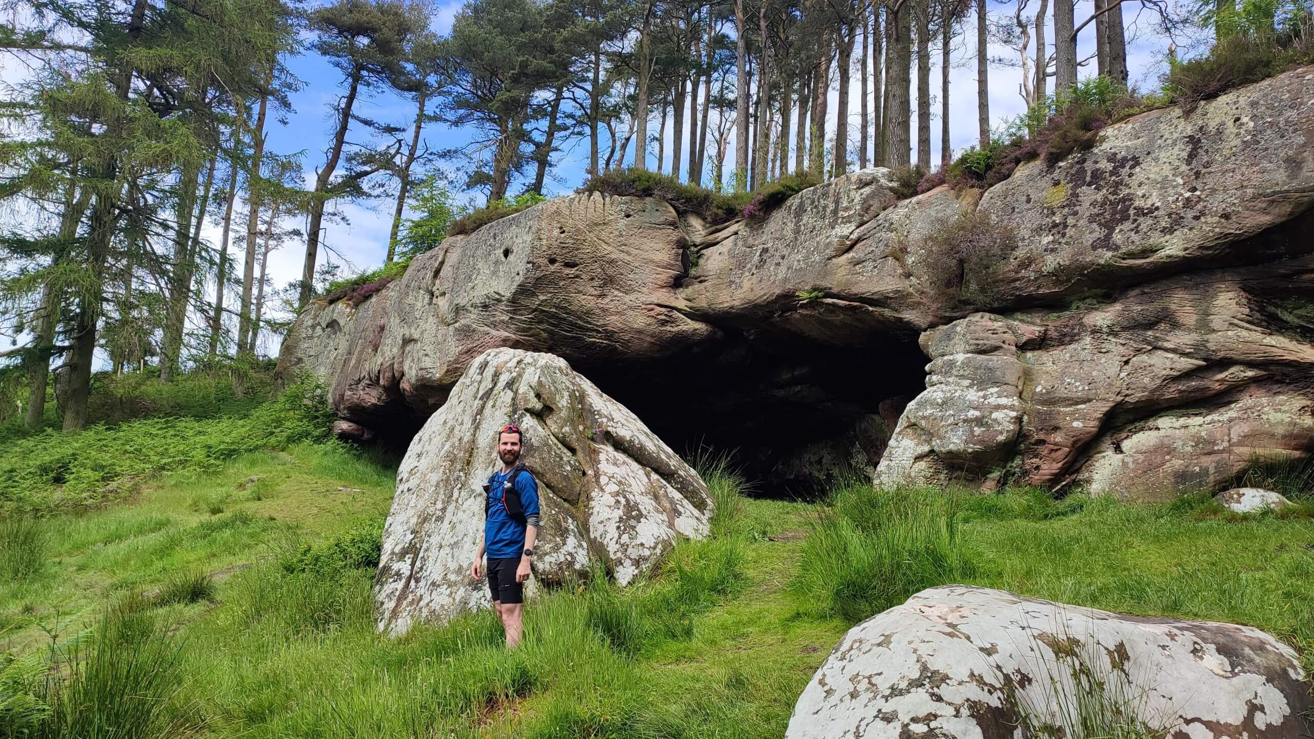 Die Sandsteinhöhle oder St. Cuthbert's Cave beherbergte Mönche, die den Leichnam des Heiligen von Lindisfarne nach Durham trugen.